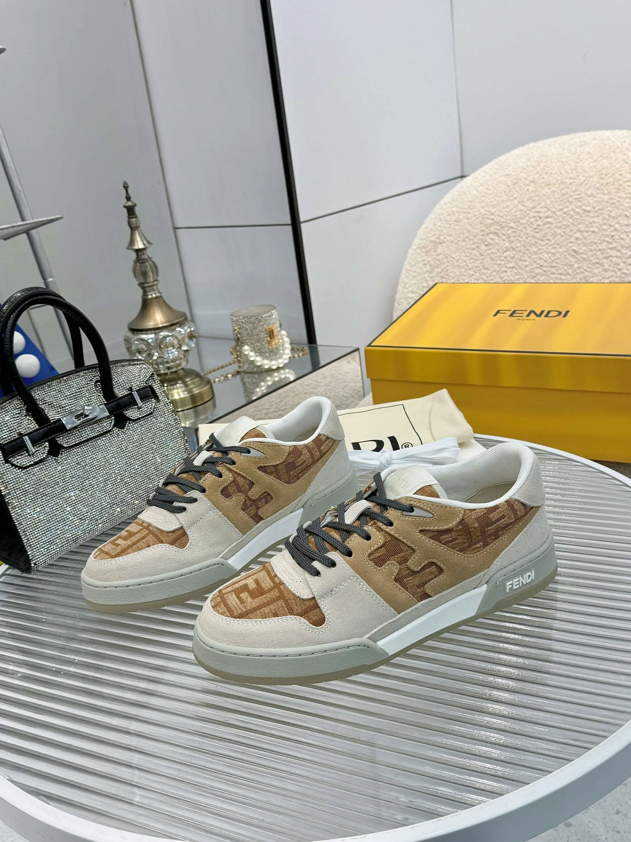p620🐮🐮New❤Top super A version💯 Fendi Fendi 2025 New Year's King Explosive Style🔥 Many💑stars have the same style FD match. Original purchase for RMB14440. One to one replica. Designer Kim Jones's first sneaker fendi match and Donkey brand Trainer basketball sneakers, fresh blood injection and FF retro design It combines fashion and super comfort. [Wise] Whoever doesn’t grab it will regret it [There are many shoe uppers on the market with different color matching and cut corners in workmanship. The color matching and craftsmanship of my shoe upper are absolutely the same as the genuine products at the counter. Welcome to compare. Feet: Mesh injection molding pads 🎯 Soles: Please look for the original molded multi-color TPU outsole (❌ non-rubber sole) 🎯 Size: Female 35-41 Male 38-45 🎯 Packaging: Original 1:1 matching high-end packaging 🎁